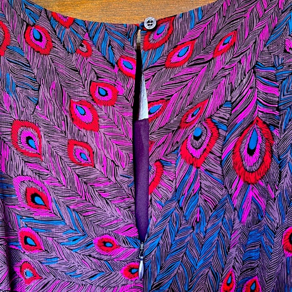 Sleeveless, unique print, ruffles in front and key hole in back, size M - Picture 5 of 5